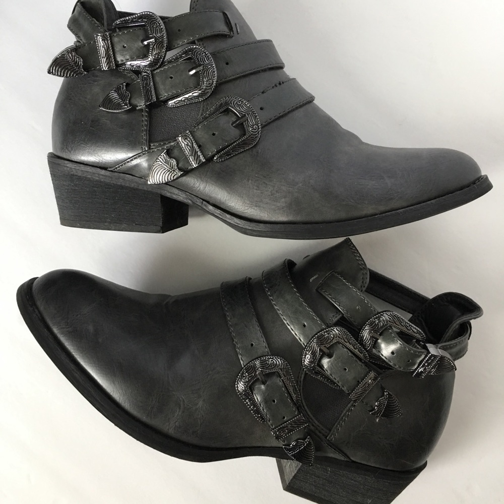 🍁Maurices Cut-out booties🍁